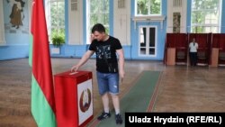 На выбарчым участку ў Менску, 4 жніўня