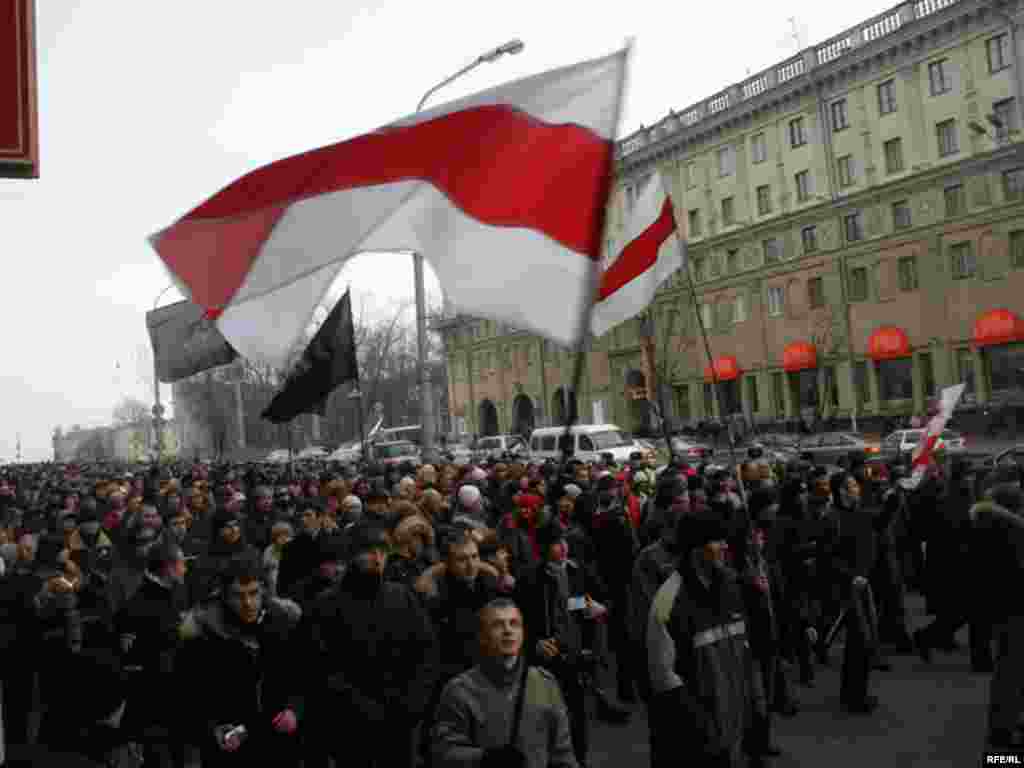 Людзі выйшлі на праезную частку і рухаюцца ў бок плошчы Незалежнасьці. 