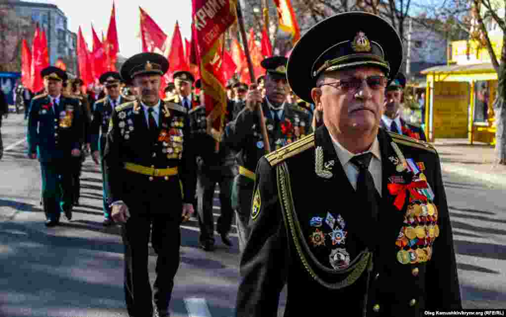 В колонне шли ветераны 