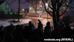 Сябры чакаюць Вольгу Хіжынкову на Акрэсьціна 