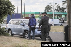 Таксама пасадзілі ў машыну і адабралі намёт у Арсенія Дзядка