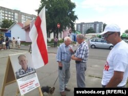 Перадвыбарчыя пікеты Ўладзімера Кацоры ладзіліся пад бел-чырвона-белымі сьцягамі