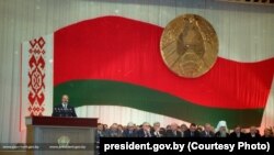 Лукашэнка выступае на першым "усебеларускім народным сходзе", кастрычнік 1996