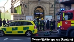 Экстренные службы на входе в станцию лондонского метро Parsons Green, 15 сентября 2017