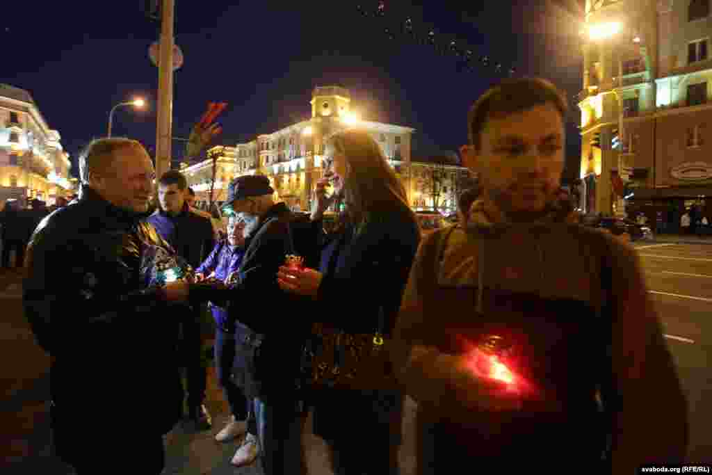 Палітык Уладзімер Някляеў вітае ўдзельнікаў пікету.