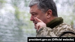 Президент Украины Петр Порошенко выступает перед военнослужащими во время встречи с личным составом штаба АТО на территории Донецкой и Луганской областей. Луганская область, 16 марта 2018 года