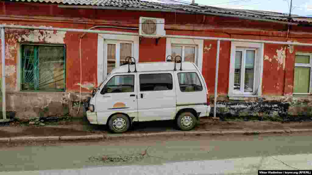 Долгое время улица носила название &laquo;Татарская&raquo; и здесь преимущественно жили крымские татары. Но вскоре после сталинской депортации 1944 года ее переименовали в улицу Футболистов. Прежнее название ей не вернули даже после распада Советского Союза. Как сейчас выглядит одна из самых старых улиц Симферополя&nbsp;&ndash; в фотогалерее