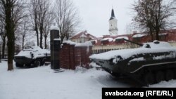 Непадалёк ад танку пад самай ратушай савецкія БТР і БМП