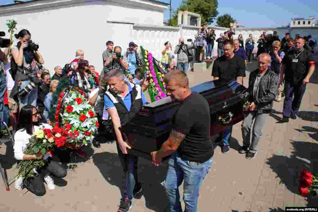 15 жніўня ў Менску пахавалі Аляксандра Тарайкоўскага &mdash; пратэстоўца, які загінуў падчас разгону дэманстрацыі каля станцыі мэтро &laquo;Пушкінская&raquo; 10 жніўня. За ўвесь час падчас пратэстаў пры розных абставінах загінулі сама меней 4 чалавекі. Пры гэтым улады і кіраўніцтва МУС ні разу не прызналі, што людзі загінулі ад рук сілавікоў. Гэтыя людзі на сёньня лічацца ахвярамі пратэстаў