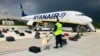 23 траўня. Пасьля пасадкі самалёту Ryanair 