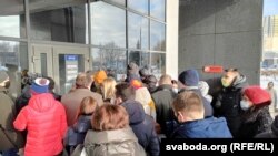 Суд у справе Віктара Бабарыкі. Пускаюць ня ўсіх. Няма месца і для незалежных СМІ