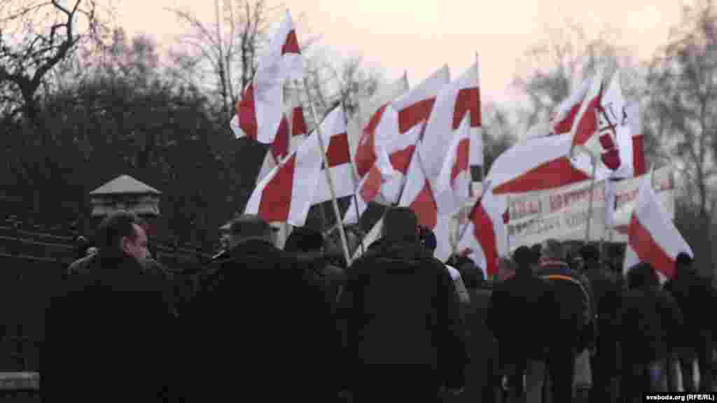 Шэсьце ўдзельнікаў у бок Лошыцкага яру