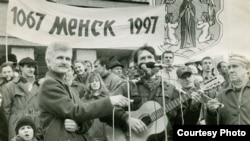 Алесь Бяляцкі на мітынгу, 1997 год