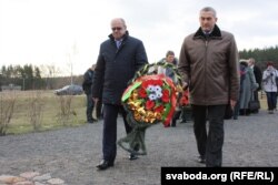 Старшыня Івацэвіцкага райвыканкаму Анатоль Ткачук (зьлева) і яго намесьнік Аляксандар Велікаселец традыцыйна прынесьлі вянок з чырвона-зялёнай стужкай