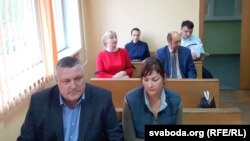 У зале суду — пазоўніца, яе прадстаўнік і пазваныя