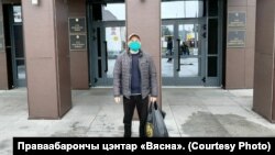 Зьміцер Андрасюк перад пачаткам суду ў Берасьці, 20 верасьня 2021 году.