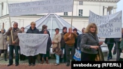 Тамара Сяргей (на пярэднім пляне) на адным зь пікетаў ініцыятывы «Супраць беззаконьня ў судах і пракуратуры»