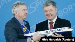 Выканаўчы дырэктар Ryanair Майкл О'Ліры і прэзыдэнт Украіны Пятро Парашэнка падчас падпісаньня дамовы з авіякампаніяй-лоўкостэрам сёлета ўвесну