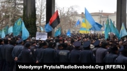 Митинг возле крымского правительства в Симферополе, 26 февраля 2014 года