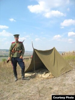 Арцём Папакін захапляецца гістарычнымі рэканструкцыямі. На здымку ён у форме салдата Польскага ўланскага дывізіёну, які ўдзельнічаў у расейскім наступе 1916 году