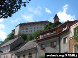 Вімпэрскі замак сёньня. У скляпеньнях гэтага замку Геніюшаў трымалі ў 1948 годзе.