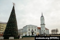 «Галоўная» гарадзкая ялінка Магілёва на пляцы перад ратушай