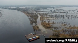 Паводка на Палесьсі ў Гомельскай вобласьці Паром ля вёскі Вышалаў, красавік 2021 году