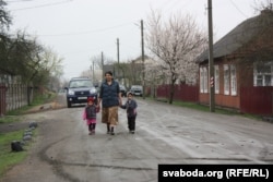 Цыганка з малымі дзецьмі на вуліцы Давыд-Гарадка