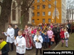 Архіўнае фота. Вербная нядзеля ў бабруйскіх каталікоў. Іх працэсія абыходзіць ня толькі храм, але і прыбудову