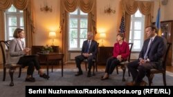 Слева направо: корреспондент Радiо Свобода Елена Ремовская, американские сенаторы Роб Портман, Джин Шахин и Крис Мерфи, Киев, 2 июня 2021 года