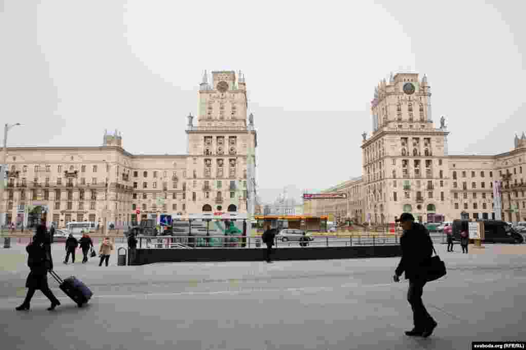 Жыцьцё працягваецца на Прывакзальнай плошчы ў Менску і перапынілася каля Трыюмфальнай аркі ў Парыжы