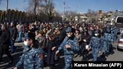 Прыхільнікі апазыцыі выйшлі на вуліцы Ерэвану з патрабаваньнем адстаўкі прэм'ер-міністра Нікола Пашыньяна, 26 лютага 2021