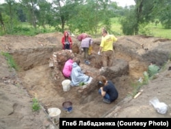 На раскопках магілы Рудольфа Пішчалы.