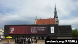 Сымбаль прэзыдэнцтва Латвіі ў Эўразьвязе на будынку Музэі савецкай акупацыі