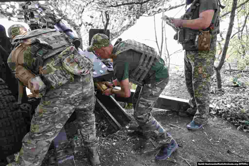 Дзьмітро зараджае снарад у патроньнік.