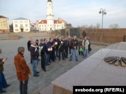 Магілёўскія дэмакраты каля савецкага мэмарыялу перад тым як ускласьці да яго кветкі