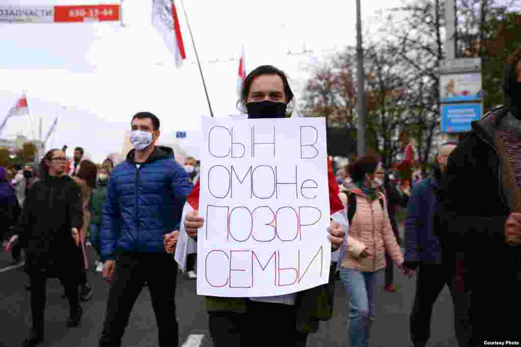 Сілавікі перагарадзілі скрыжаваньне Сурганава з вуліцай Коласа, кам марш ня здолеў выйсьці на праспэкт. Людзі пайшлі назад па Сурганава ў бок Бангалор