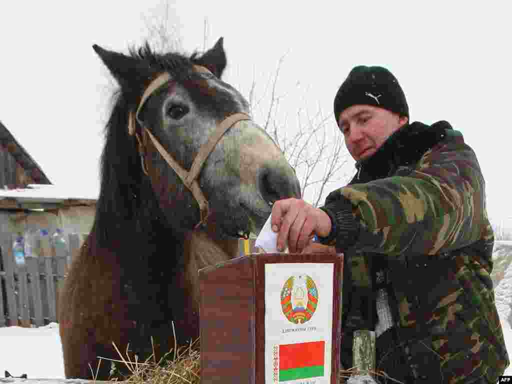 Галасаваньне ў вёсцы Багданаўшчына ў 45 км ад Менску