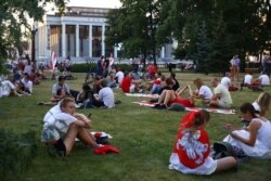 Людзі не разышліся, чакаюць побач у Купалаўскім сквэры