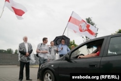 Рыгор Кастусёў (зьлева) на пікеце супраць адкрыцьця рэстарана ля Курапатаў, 14 чэрвеня 2018