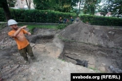 Іван Сьпірын каля сьцяны ХІІ стагодзьдзя