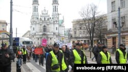 Польскія паліцыянты ахоўваюць масавыя шэсьці: за гендэрную роўнасьць і акцыю ў падтрымку сэксуальных меншасьцяў. Здымкі зроблены перад пачаткам акцыі