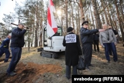 Невядомы ў міліцэйскай форме спрачаецца з актывістамі перад затрыманьнямі. Паводле актывістаў, гэта палкоўнік Сяргей Удодаў, намесьнік начальніка Менскага РУУС, начальнік міліцыі грамадзкай бясьпекі