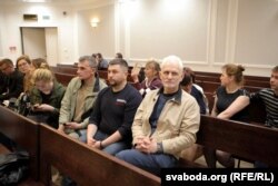 На працэсе прысутнічае праваабаронца Алесь Бяляцкі (крайні справа ў першым шэрагу)