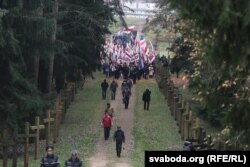 Від з курапацкай гары на ўваход у мэмарыял, дзе актывісты прапануюць усталяваць афіцыйны помнік