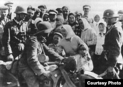 Так у чэрвені 1941 году беларускія сяляне сустракалі тых, хто пасьля іх жорстка рабаваў і забіваў для выкананьня гаспадарчага пляну Райху. З кнігі Яўгена Мірановіча «Вайна ўсіх з усімі. Беларусь 1941-1944».