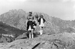 Івонка Сурвіла разам з дочкамі Паўлінкай і Ганяй каля Мадрыду, 1969. Фота Янкі Сурвілы.