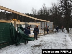 Тым часам будаўнікі пачалі мяняць агароджу вакол будовы: двухмэтровы драўляна-тканінавы плот яны мяняюць на мэталічны