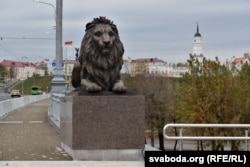 Магілёўскі леў на мосьце праз Дняпро. На заднім пляне ратуша