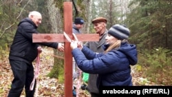 На кожны крыж павязалі стужку зь беларускім арнамэнтам